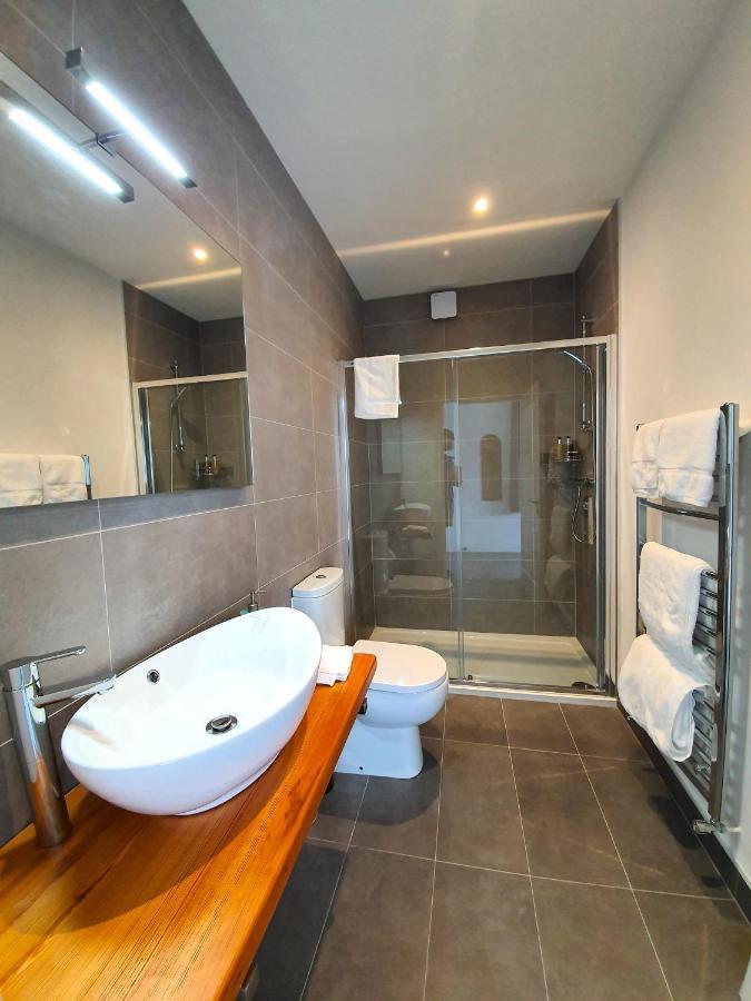 Bed and Breakfast Dingle Garden Townhouse Экстерьер фото A wet room