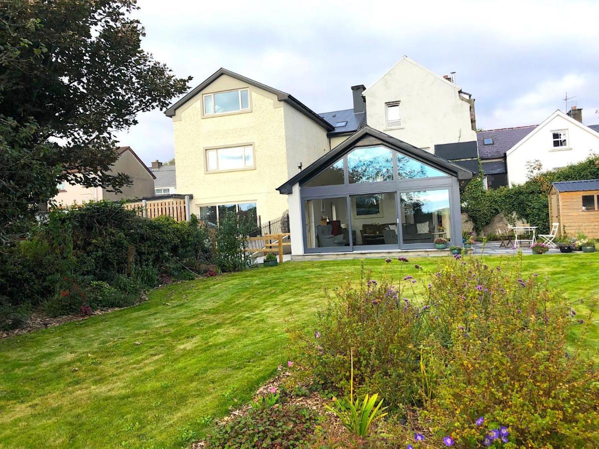 Bed and Breakfast Dingle Garden Townhouse Экстерьер фото The house of the artist in 2019