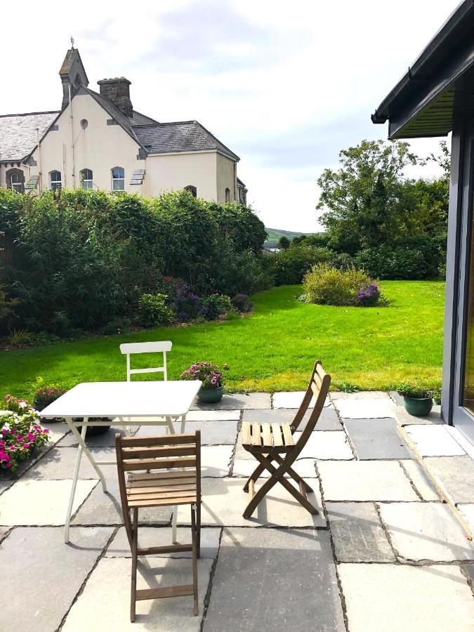 Bed and Breakfast Dingle Garden Townhouse Экстерьер фото The garden of the former school house