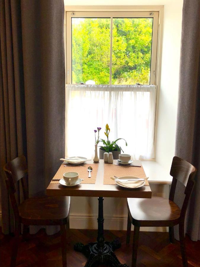 Bed and Breakfast Dingle Garden Townhouse Экстерьер фото A table set for breakfast
