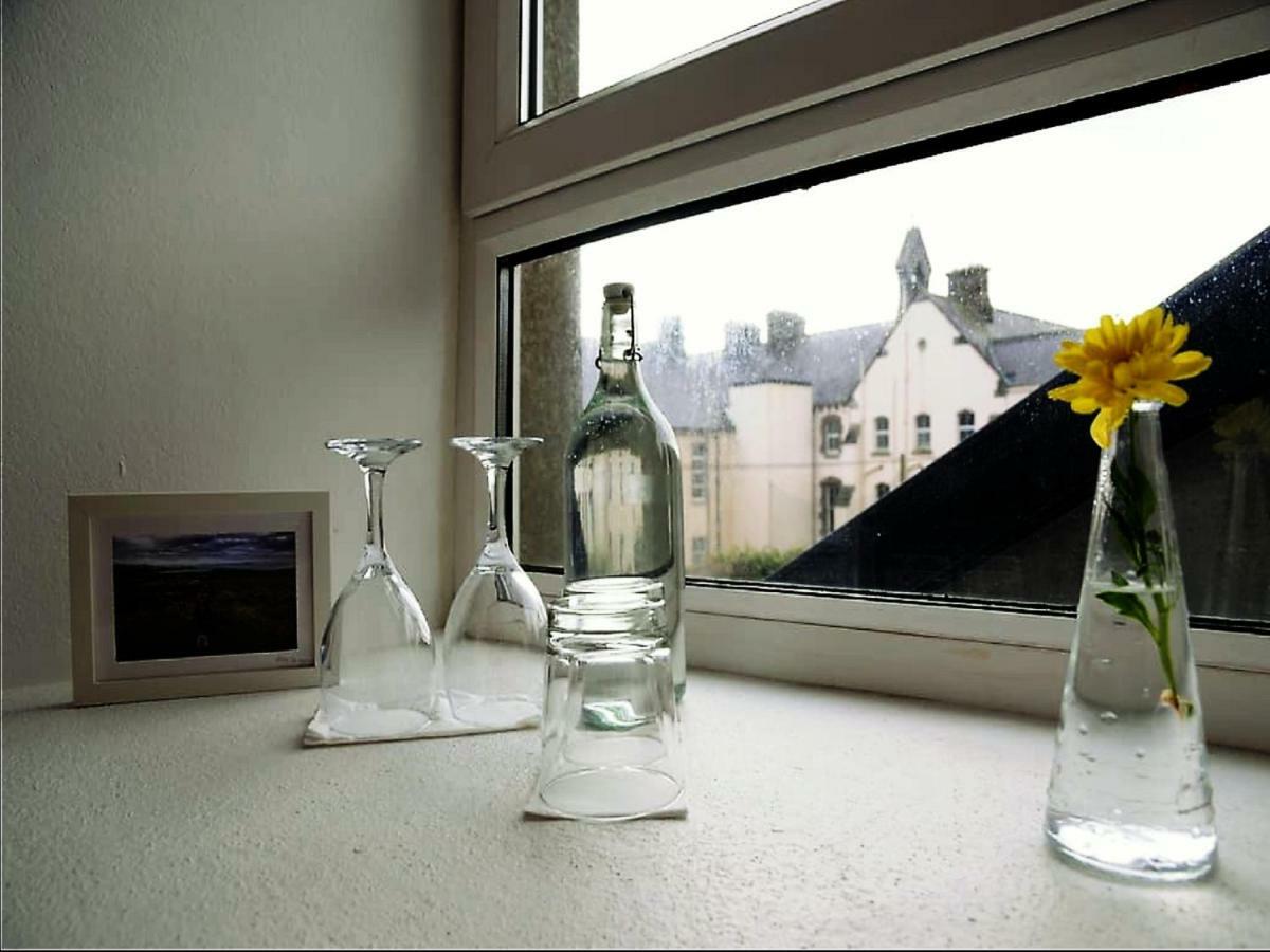 Bed and Breakfast Dingle Garden Townhouse Экстерьер фото A windowsill