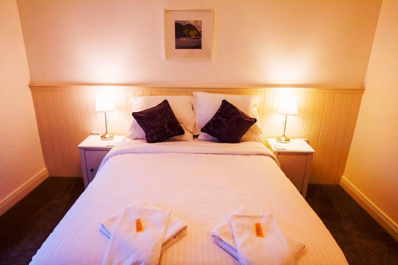 Bed and Breakfast Dingle Garden Townhouse Экстерьер фото A bedroom at the hotel