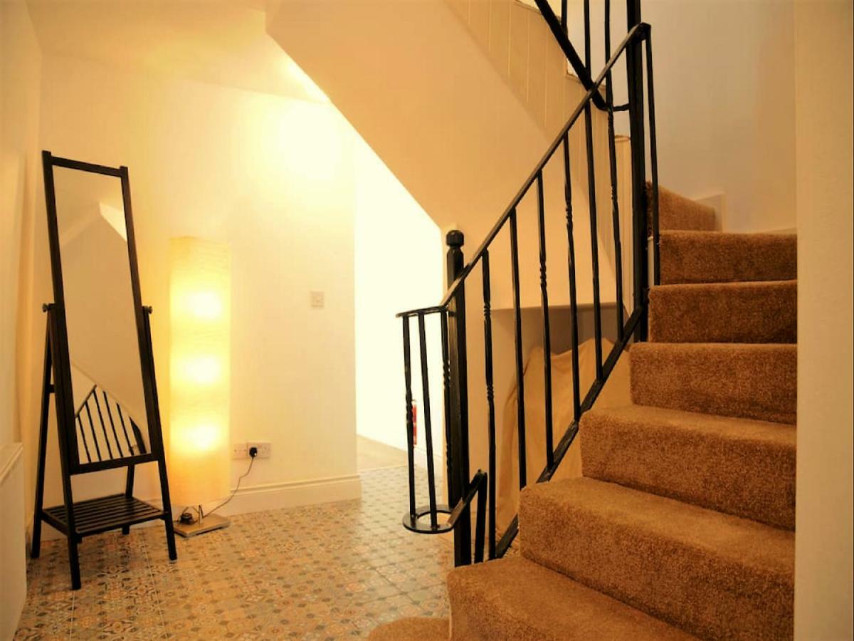 Bed and Breakfast Dingle Garden Townhouse Экстерьер фото A staircase with a handrail