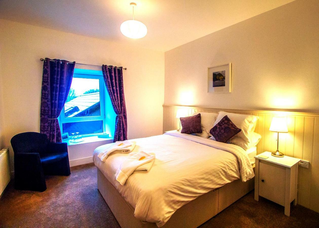 Bed and Breakfast Dingle Garden Townhouse Экстерьер фото A bedroom at the Old Post Office