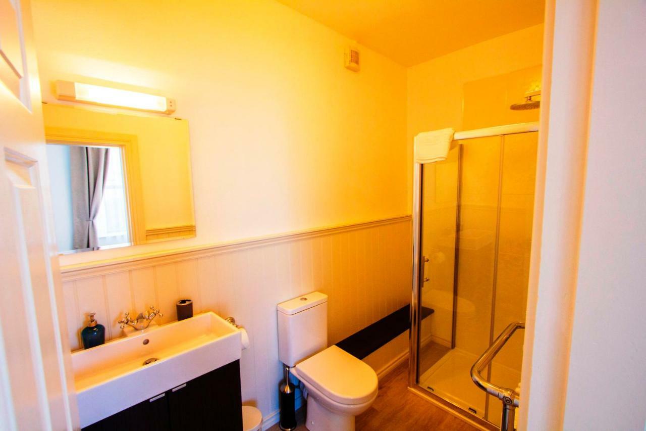 Bed and Breakfast Dingle Garden Townhouse Экстерьер фото A typical bathroom in a student house
