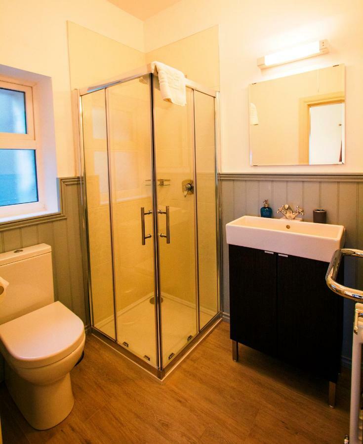 Bed and Breakfast Dingle Garden Townhouse Экстерьер фото A shower enclosure